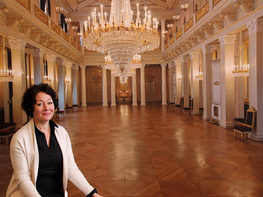In the Vestibule, you may have your picture taken in front of a large photograph of the Great Hall. Photo: Liv Osmundsen, the Royal Court.